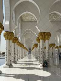 皓白如月的沙漠奇蹟：謝赫扎耶德大清真寺的純白奢華與靈魂震撼之美