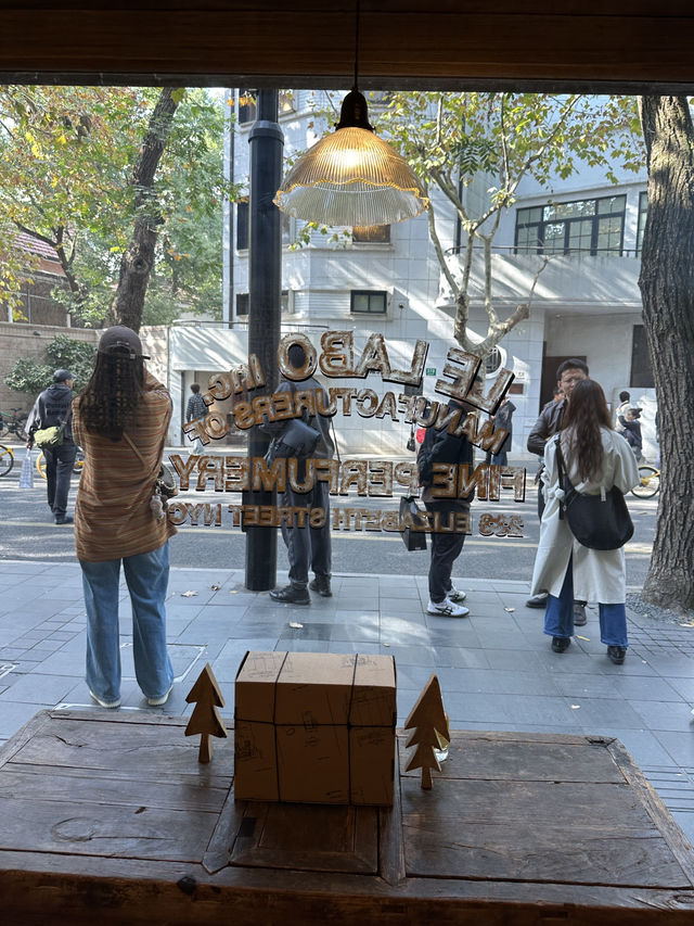 🌿上海武康路 Le Labo|隱身梧桐街區的香氣據點 🌿上海武康路 Le Labo|隱身梧桐街區的香氣據點