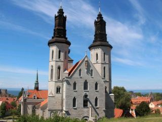Visby – stone walls, sea air, quiet continuity