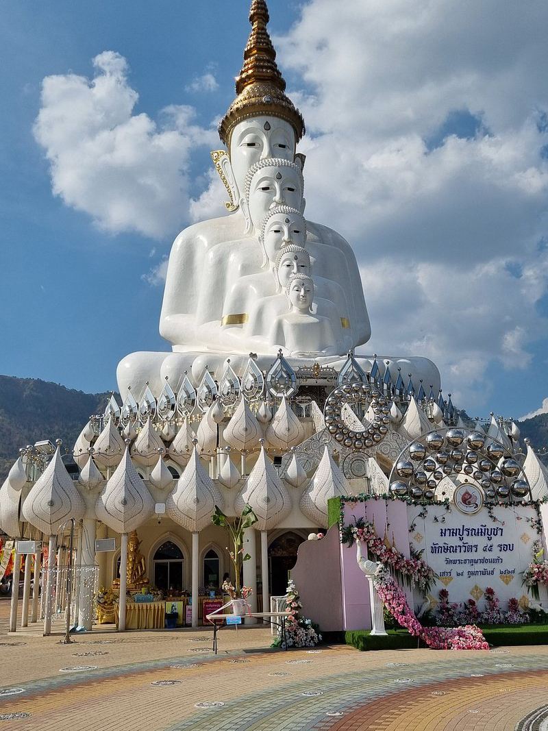黄金に輝く仏塔。 | Trip.com カオコー
