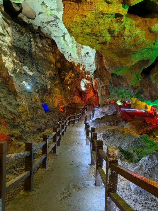Huaihua Grand Canyon — A Vertical Playground Between Forest, Cliffs, and Clouds