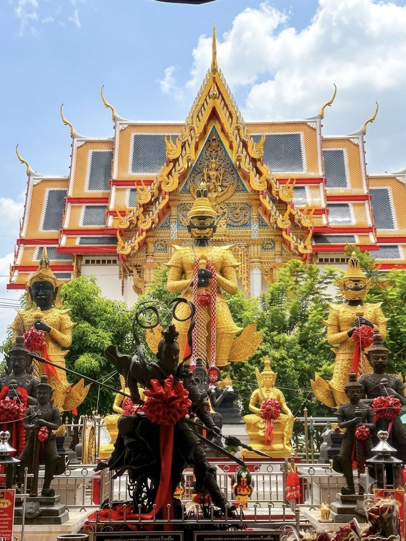 Pay Homage to Thao Vessavana at Wat Chulamanee, Samut Songkhram.