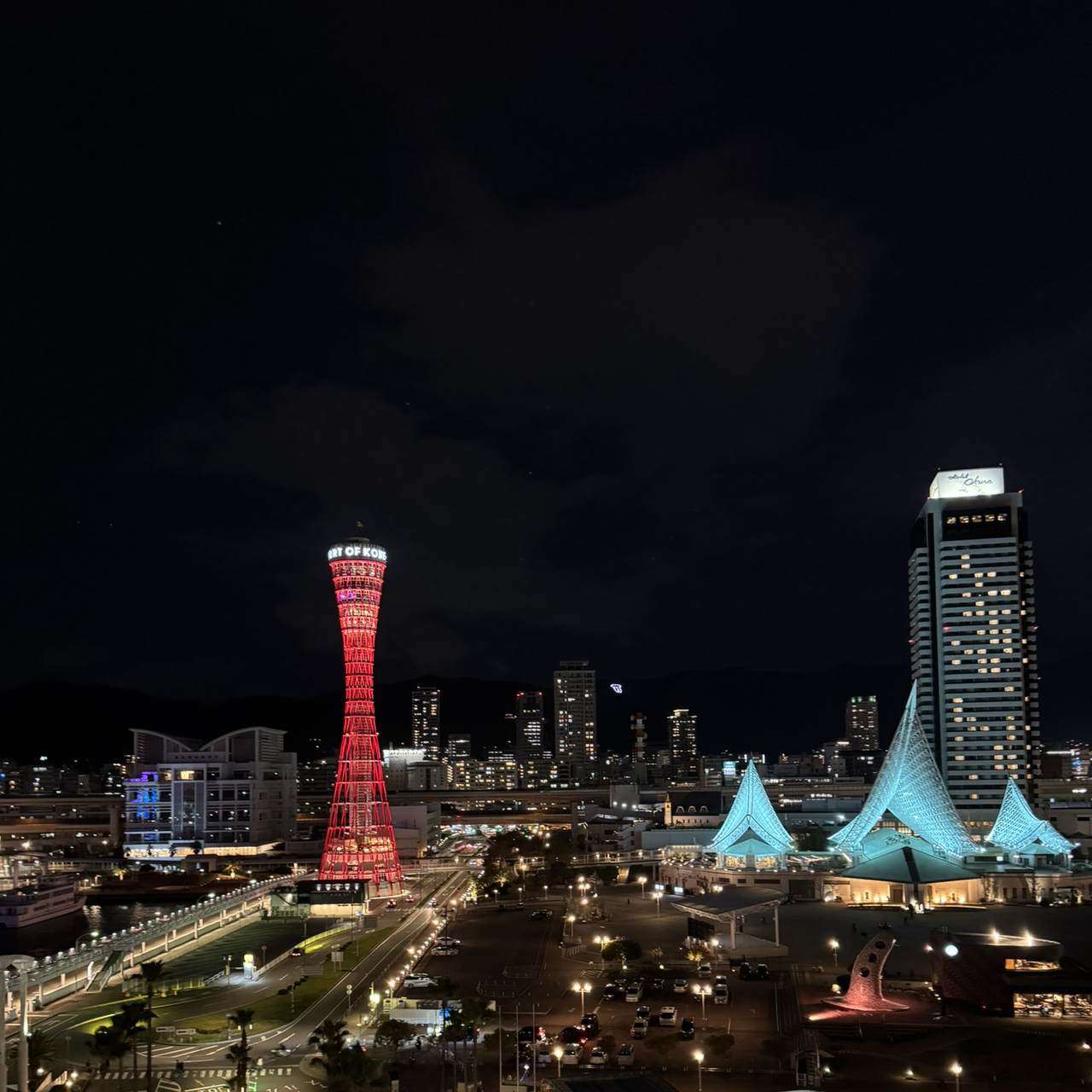 🏨 Khách sạn Kobe Meriken Park Oriental

📍Giới thiệu khách sạn

Một khách sạn nghỉ dưỡng ven vịnh tiêu biểu ở Kobe, mang đến trải nghiệm sang trọng như đang ở trên du thuyền.

Tất cả các phòng đều có ban công, cho phép bạn tận hưởng khung cảnh tuyệt đẹp độc đáo của Kobe, bao gồm Cảng Kobe, Tháp Cảng, Harborland và Cầu Vịnh. ​​Biển xanh vào ban ngày và cảnh đêm lãng mạn khiến nơi đây rất được ưa chuộng bởi các cặp đôi và các chuyến đi kỷ niệm.

⸻

🌟 Ưu điểm khi lưu trú tại đây (Điểm nổi bật)

✅ Tất cả các phòng đều có ban công tạo cảm giác thoáng đãng

✅ Tận hưởng tầm nhìn đêm ra Cảng Kobe từ phòng của bạn

✅ Cách Tháp Cảng Kobe khoảng 3 phút đi bộ

✅ Công viên Meriken nằm ngay trước khách sạn

✅ Có dịch vụ xe đưa đón miễn phí từ Ga Sannomiya

✅ Bữa sáng buffet được đánh giá cao, là điểm dừng chân lý tưởng để khám phá Kobe.

⸻

🚆 Hướng dẫn đường đi từ ga gần nhất

Ga JR, Hankyu, Hanshin Sannomiya

🚌 Khoảng 20 phút bằng xe đưa đón miễn phí của khách sạn

🚗 Khoảng 10 phút bằng taxi

🚶 Khoảng 15 phút đi bộ từ ga JR Motomachi

🚶 Khoảng 8 phút đi bộ từ ga Minato Motomachi trên tuyến tàu điện ngầm Kaigan.

⸻

🗺️ Lịch trình tham quan mẫu 1 ngày

10. 00 Thưởng thức ẩm thực đường phố tại Nankinmachi (Khu phố Tàu)

⬇️

11. 30 Tham quan Tháp Cảng Kobe

⬇️

12. 30 Dạo chơi tại Công viên Meriken

⬇️

14. 00 Chụp ảnh lưu niệm tại tượng đài BE KOBE

⬇️

15. 00 Mua sắm tại Kobe Harborland umie

⬇️

17. 00 Nhận phòng khách sạn

⬇️

18. 30 Ăn tối tại nhà hàng khách sạn

⬇️

20:00 Ngắm nhìn cảnh đêm Cảng Kobe từ ban công phòng bạn

⸻

💰 Giá phòng

💴 Khoảng ¥12.000 - ¥40.000 mỗi đêm

*Giá có thể thay đổi vào cuối tuần, ngày lễ, ngày bắn pháo hoa và các ngày diễn ra sự kiện.

⸻

📍 Các điểm tham quan gần đó

📸 Tháp Cảng Kobe (khoảng 3 phút đi bộ)

🌊 Công viên Meriken (khoảng 1 phút đi bộ)

🛍️ Trung tâm thương mại Kobe Harborland umie (khoảng 10 phút đi bộ)

🥟 Phố Nankinmachi (khoảng 15 phút đi bộ)

🚡 Vườn thảo mộc Kobe Nunobiki

🛳️ Du thuyền tham quan Cảng Kobe

#KobeMerikenParkOrientalHotel
#KobeTravel
#KobeHotel
#MerikenPark
#KobeNightView
#HotelStay
#CoupleTrip
#KobeTourism