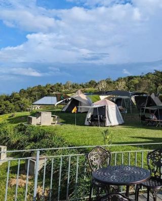#недооцененныеместа
🏔️ КУНДАСАНГ, САБАХ 🇲🇾 — НЕДООЦЕНЕННОЕ ГОРНОЕ МЕСТО МАЛАЙЗИИ С ЗАХВАТЫВАЮЩИМИ ВИДАМИ И ПРОХЛАДНОЙ ПОГОДОЙ! 🌿✨

Ищете спокойное место, окруженное живописными горами, свежим воздухом, яркими цветами и пышной зеленью? Откройте для себя Кундасанг, одно из самых красивых и недооцененных мест Сабаха на малайзийском Борнео. 🌄💚

Расположенный недалеко от горы Кинабалу, Кундасанг славится своим прохладным климатом, живописными горными видами, свежими местными продуктами, молочными фермами и спокойной сельской атмосферой. Это идеальное место для любителей природы, фотографов, семей и путешественников, ищущих расслабляющего отдыха.

🏔️ ЛУЧШИЕ ДОСТОПРИМЕЧАТЕЛЬНОСТИ И РАЗВЛЕЧЕНИЯ

🌄 Смотровые площадки горы Кинабалу – Проснитесь пораньше и насладитесь захватывающими видами самой высокой горы Малайзии.

🐄 Молочная ферма Деса – Посетите знаменитую молочную ферму, насладитесь свежим молоком и мороженым и сделайте красивые фотографии на фоне горы Кинабалу.

🌸 Мемориальный парк Кундасанг – Исследуйте этот тихий мемориальный сад, окруженный прекрасными пейзажами.

🌺 Парк Таман Бунга Кундасанг – Полюбуйтесь яркими цветами и насладитесь потрясающими горными пейзажами.

🌿 Смотровая площадка Кундасанг – Остановитесь, чтобы полюбоваться захватывающими панорамными видами окружающих долин и гор.

♨️ Горячие источники Поринг – Отдохните в природных горячих источниках и исследуйте окружающий тропический лес.

🛍️ Местный рынок Кундасанг – Купите свежие овощи, фрукты, цветы и местные продукты.

☕ Горные кафе – Насладитесь горячим напитком и вкусной местной едой, любуясь захватывающими горными видами.

🥾 Природа и приключения – Исследуйте близлежащие тропы, водопады и достопримечательности тропического леса для незабываемого отдыха на природе.

💰 БЮДЖЕТНЫЙ ПУТЕВОДИТЕЛЬ

🎒 Бюджетный путешественник: около 100–180 ринггитов на человека в день
🏨 Путешественник среднего уровня: около 180–350 ринггитов на человека в день
✨ Путешественник класса люкс: от 350 ринггитов на человека в день

Стоимость варьируется в зависимости от проживания, транспорта, питания, входных билетов и развлечений.

🚗 КАК ДОБРАТЬСЯ ДО КУНДАСАНГА

✈️ Самолетом: Прилетите в международный аэропорт Кота-Кинабалу (BKI), затем продолжите путь до Кундасанга на автомобиле, такси, частном трансфере или в составе экскурсии.

🚙 На автомобиле: Самый удобный вариант. Поездка из Кота-Кинабалу занимает приблизительно 2–2,5 часа, в зависимости от пробок и состояния дорог.

🚌 На автобусе: Поездка из Кота-Кинабалу в сторону Ранау, затем организация местного транспорта до Кундасанга.

🚐 На туристическом/частном трансфере: Из Кота-Кинабалу доступны услуги нескольких туроператоров и частных трансферов.

📅 ЛУЧШЕЕ ВРЕМЯ ДЛЯ ПОСЕЩЕНИЯ

🌤️ Период с марта по октябрь обычно популярен для посещения, так как позволяет активно проводить время на свежем воздухе и осматривать достопримечательности. Климат в Кундасанге прохладнее, чем во многих других регионах Малайзии, но погода может быстро меняться, поэтому возьмите с собой легкую защиту от дождя.

🍓 ЕДА И МЕСТНЫЕ ПРОДУКТЫ, КОТОРЫЕ СТОИТ ПОПРОБОВАТЬ

🥛 Свежее молоко и молочные продукты
🍓 Клубника из Сабаха
🥬 Свежие овощи из Кундасанга
🍜 Местные блюда из лапши
🐟 Рыбные блюда в стиле Сабаха
🍰 Домашняя выпечка и десерты

💡 СОВЕТЫ ДЛЯ ПУТЕШЕСТВУЮЩИХ

✔️ Возьмите теплую куртку, особенно на раннее утро и вечер.

✔️ Начинайте свой день рано, чтобы насладиться самыми чистыми видами горы Кинабалу.

✔️ Надевайте удобную обувь для посещения достопримечательностей на открытом воздухе.

✔️ Носите с собой наличные, так как некоторые небольшие местные предприятия могут не принимать карты.

✔️ Проверьте погоду перед планированием горных мероприятий.

✔️ Бронируйте жилье заранее на выходные и праздничные дни.

✔️ Уважайте природу и поддерживайте чистоту окружающей природы.

💚 КУНДАСАНГ — МЕНЬШЕ ТОЛП, БОЛЬШЕ ПРИРОДЫ, ПРОХЛАДНАЯ ПОГОДА И НЕЗАБЫВАЕМЫЕ ГОРНЫЕ ВОСПОМИНАНИЯ! 🏔️✨

📌 Сохраните это недооцененное малазийское направление для вашего следующего приключения на Борнео!

📲 Подписывайтесь, чтобы узнать больше о недооцененных местах, скрытых жемчужинах, путеводителях по бюджетным путешествиям и прекрасных местах по всему миру.

#kundasang #kundasangsabah #sabah #malaysiatravel #malaysia #underratedmalaysia #hiddengemsmalaysia #visitmalaysia #mountkinabalu #borneotravel #mountainescape #coolweather #travel2026