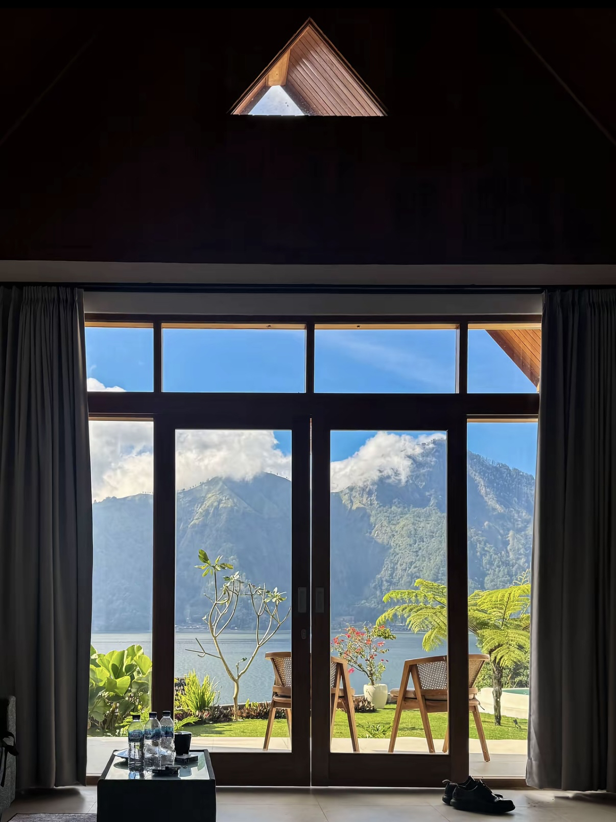 🇮🇩 Bali Accommodation Review You Should Know!
Lake House Kintamani — 1,490 THB per night including breakfast, with stunning Lake Batur views!
If you're planning a trip to Bali and want a change of scenery from Seminyak / Canggu / Ubud, and want to experience true nature, we highly recommend this place! 💚
💸 Approximately 1,490 THB per night / 2 people
🥐 Breakfast included!
The price is unbelievably good! 😂
🏡 Only a few bungalows, private atmosphere.
This is a small accommodation with only a few bungalows, so it doesn't feel like a large hotel with many guests.
The bungalows are designed simply, focusing on blending in with the surrounding natural environment.
Opening the door, you'll see views of the mountains and Lake Batur, one of the highlights of Kintamani! 🌋🌊
Current accommodation information states that the rooms are lakeside, have mountain and nature views, and include breakfast in the price.
🌋 The view in front of you is Lake Batur.
What we loved most about this place is the view!
Lake Batur is a large volcanic lake in the Kintamani area, surrounded by mountains, giving it a completely different atmosphere from Bali's beach zones.
In the mornings, the cool air and opening the door to a view of the mountains and lake is the perfect way to start the day! ☁️🏔️
If you love taking nature photos, there are plenty of photo opportunities here that don't require much editing.
🏊🏻♀️ Heated swimming pool
Another thing I loved is that the swimming pool is a communal, heated pool.
Because Kintamani is cooler than the coastal areas, especially at night, having a heated pool to soak in is amazing! 🥹♨️
During our visit in July, the nights were around 17°C.
You could say you didn't even need to turn on the air conditioning to sleep. It felt like staying in the mountains! 🌬️
🥐 Breakfast included!
The price is approximately 1,490 baht/night for 2 people, and it includes breakfast.
This is very worthwhile because you don't need to go out to find a restaurant in the morning. You can sit and eat while enjoying the natural scenery.
Currently, accommodation information on booking platforms also indicates that breakfast is included, as well as free Wi-Fi and parking.
#lakehousekintamani #kintamani #lakebatur #bali #balihotel #balitravel #baliaccommodation #baliaccommodationreview #balireview