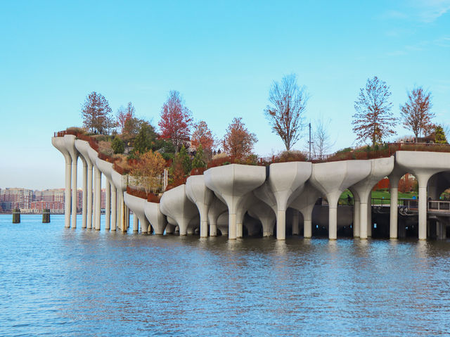 【水の上に浮かぶ公園⁉︎😳】ニューヨークの最新人気スポット！