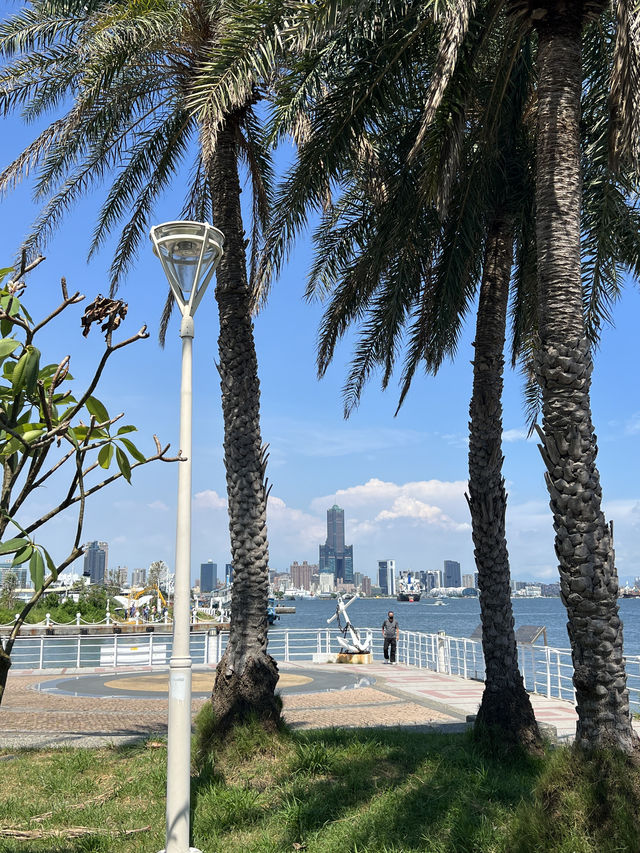 高雄的早晨與海島清風，酷熱中的渡船之旅