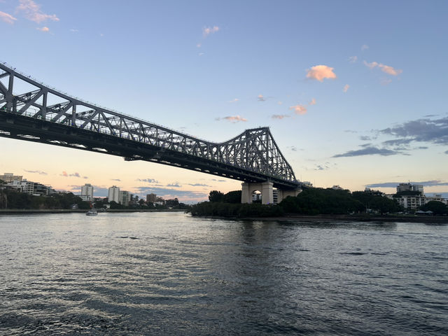 漫步布里斯班的鋼鐵地標：故事橋散步心得 🌉🌆