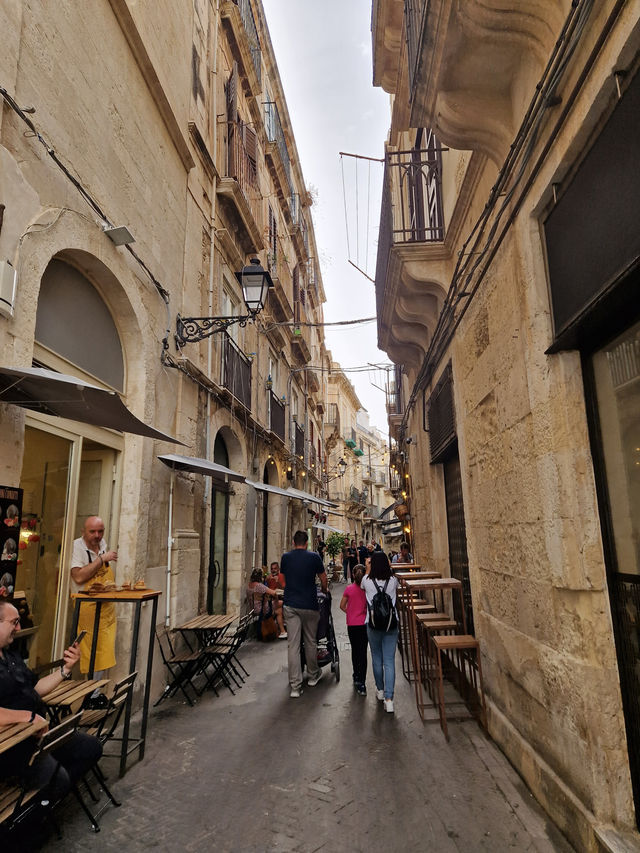 This gorgeous town is just 1 hour from Catania — and feels like a dream🇮🇹