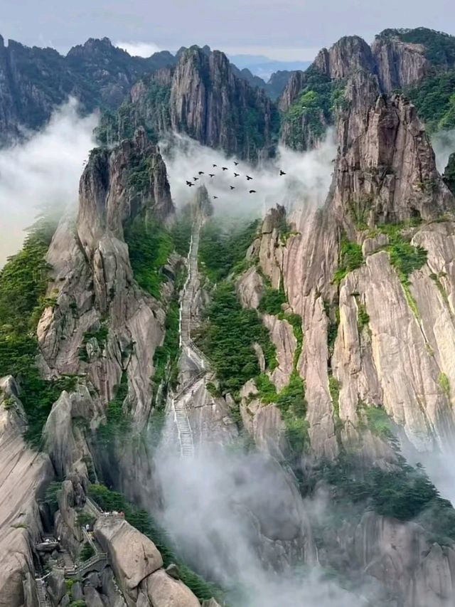 ⛰️ Huangshan – The Legendary Yellow Mountain of Mist and Pines
