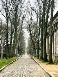 Cozy yet spooky in Paris 💫