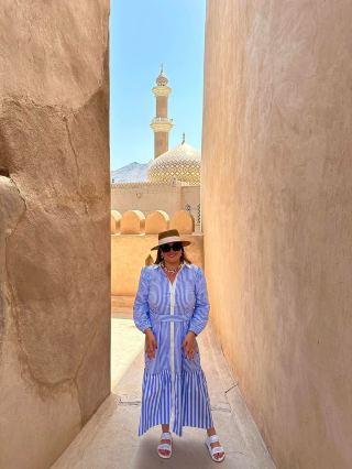 #travelwithramonessa  
阿曼尼茲瓦堡壘是一座壯麗的堡壘，象徵著該國豐富的歷史與文化。建於17世紀，其巨大的圓形塔樓可俯瞰周圍的山脈和熱鬧的尼茲瓦市集。內部蜿蜒的樓梯、隱藏的房間和古老的大砲訴說著阿曼的過去。參觀尼茲瓦堡壘彷彿穿越時光，完美融合了歷史、建築與文化洞察。