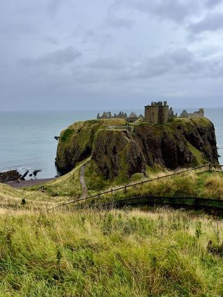 🔝📸Sea mist, epic cliffs, and the brooding ruins of Dunnottar Castle—Stonehaven brings major Scotland drama! 🌊⛅️ Caught this moody scene on a rainy morning, just as low clouds brushed the ancient stone walls and the wild North Sea crashed below. The muted greens and grays make it feel like you’ve traveled back in time. No filter needed—the raw atmosphere is unreal and the view from the hiking path is truly one-of-a-kind. Tip: Wear sturdy shoes (it gets muddy!) and arrive right at 09:00 when Dunnottar Castle opens (Stonehaven AB39 2TL) for the most peaceful experience. Even in drizzle, this windswept coast is magic—just bring a waterproof jacket and soak up Scotland’s wild beauty.

#Stonehaven #DunnottarCastle #ScotlandViews #OutdoorAdventure #Tripdotcom