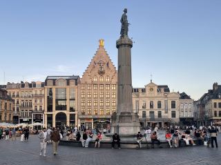릴(Lille)은 프랑스 최북단에 위치한 오트프랑스 레지옹의 주도로, 약 20만 명 이상의 인구를 보유한 유럽의 주요 교통 및 문화 중심지입니다.
