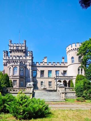สำรวจพระราชวังJędrzejów: อัญมณีนีโอโกธิคที่ซ่อนอยู่ของโปแลนด์ 🏰✨