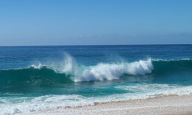 日落海灘的浪很美