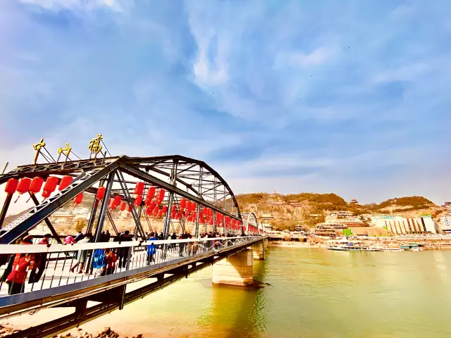 Revisiting Zhongshan Bridge, ascending Baita Mountain again, overlooking the bend of the Yellow River