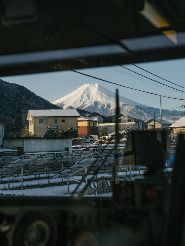 開往富士山的電車富士急行線視角看富士山