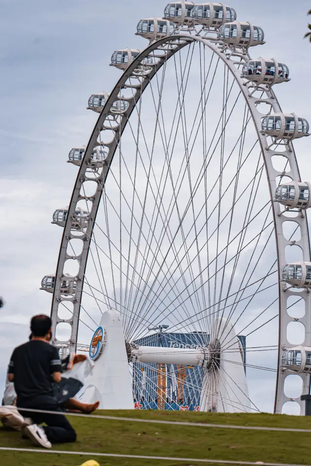 The only seaside Ferris wheel in Shenzhen that is a must-visit spot is incredibly photogenic