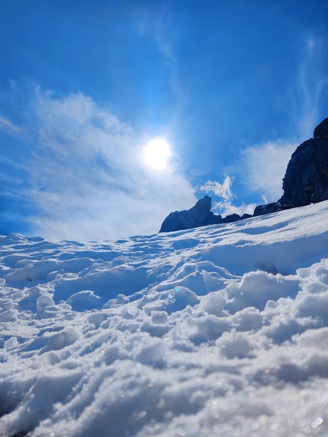 四月份的天山還是白雪皚皚，也太美了吧