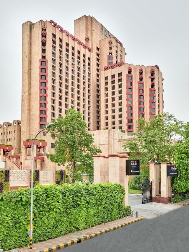 🌟✨ Delhi's Five-Star Sleep: The Lalit's Luxe Life 🛏️🌃