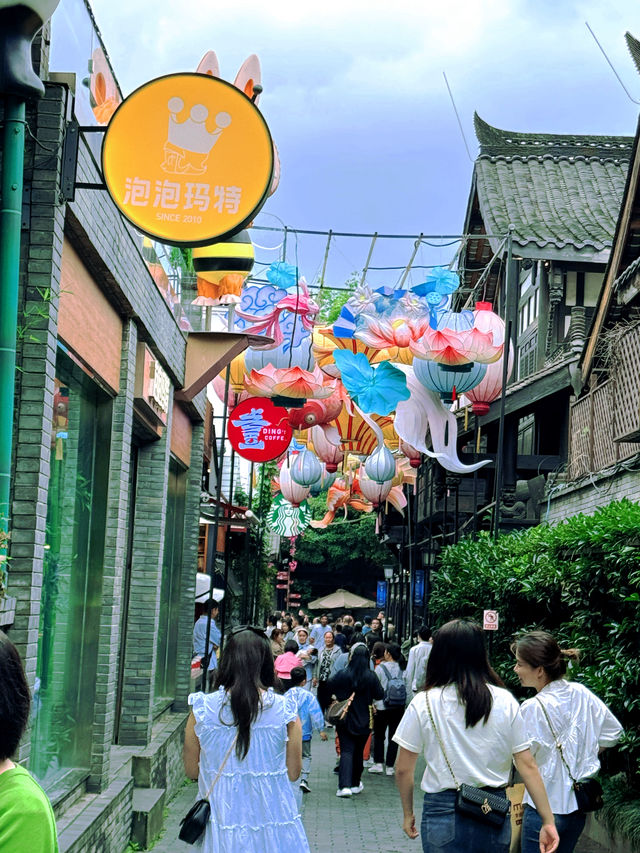 徒步漫步成都宽窄巷子，穿越古今，邂逅時光的腳步