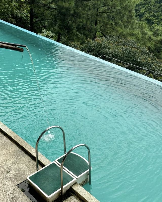 清遠山上的懸崖無邊泳池民宿
