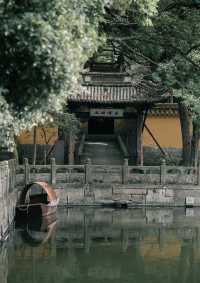 寧波阿育王寺：古剎梵音，歷史傳承與文化瑰寶。