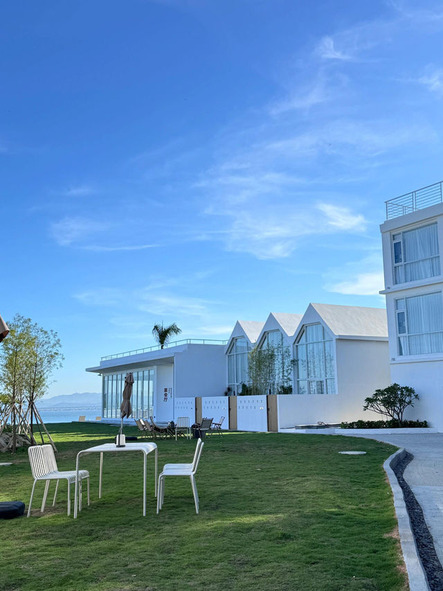 不在國外在南澳新晉絕美海景民宿（Live圖）||純白色的立體幾何建築 彷彿來到愛琴海 民宿背靠山。