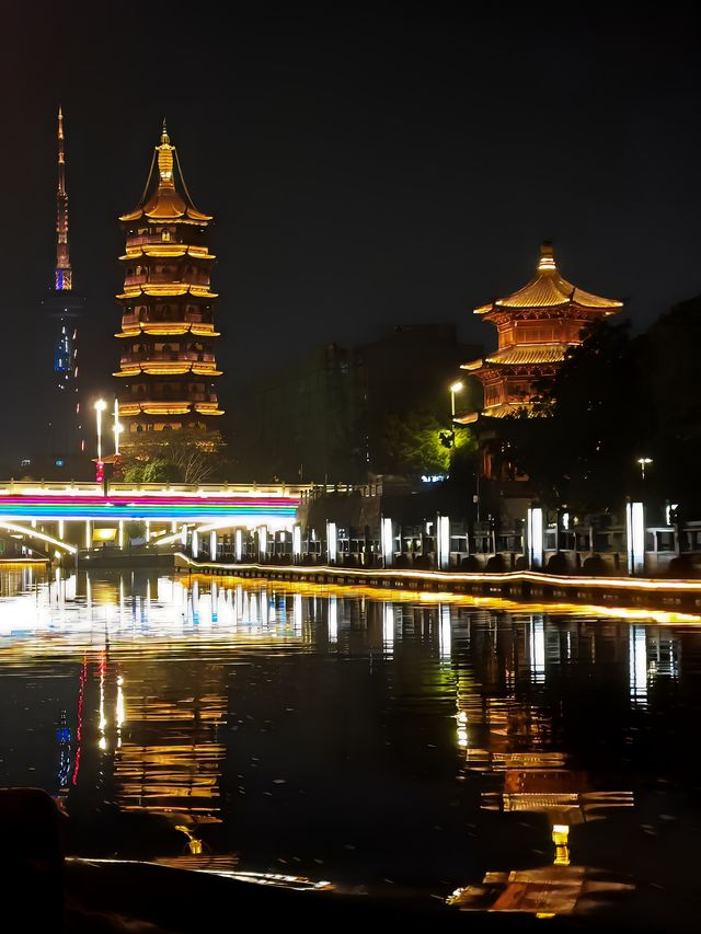 泰州行1：乘船夜遊鳳城河。