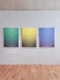 龍美術館建築的獨特性，與「繪畫」作品相得益彰。