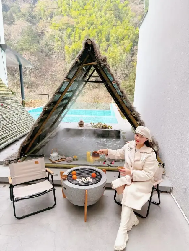 スキーと温泉の季節：安吉渓山林語民宿で温泉と囲炉裏でお茶を楽しむ