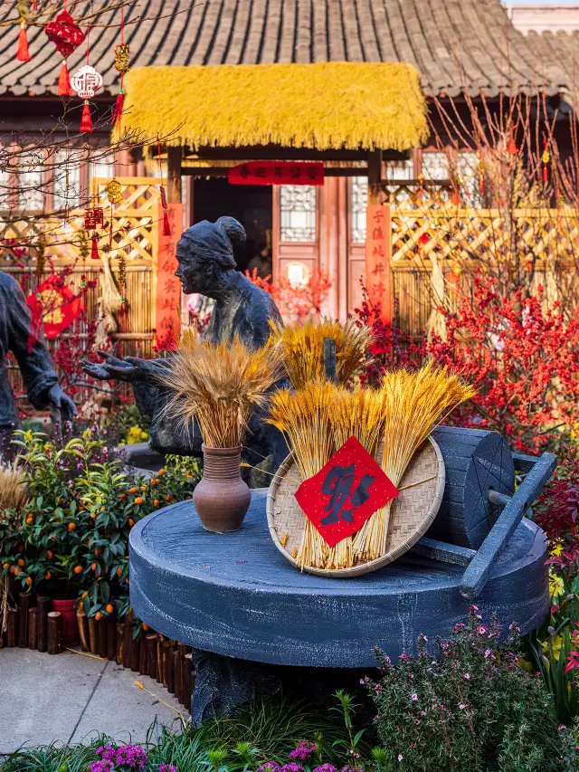 就在西湖邊這裡的迎春花展市集年味好濃