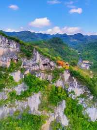六廣河景秀，峰巒映水流，幽韻古今留