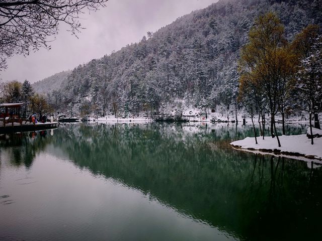 在3月體驗大雪後的藍月谷