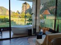 棲於明仕聚寶盆,一窗山水一窗福 推開門,喀斯特的青黛便撞進眼底——「畫山雲野Scenic山水度假