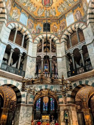 งดงามตระการตาอย่างยิ่ง! มหาวิหารอาเคินที่มีอายุ 1200 ปี