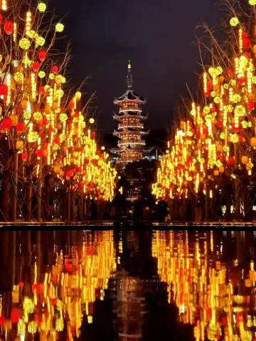 Shanghai's New Year atmosphere has reached its peak at night, making it the best spot for scenic views