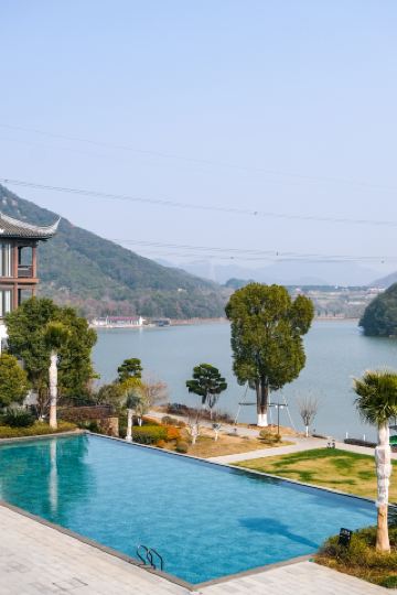 ที่โรงแรมเส้าซิงตงซานต้ากวน นักท่องเที่ยวสามารถพักท่ามกลาง "บทกวีสรรเสริญที่อยู่อาศัยบนภูเขา" ของเซี่ยหลิงหยุน และรำลึกถึงการกลับมารุ่งเรืองอีกครั้งของเซี่ยอันในตงซาน