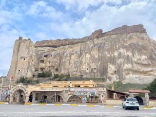 ตุรกี. ป่าโขดหินภูเขาไฟเกอเรเมและภาพเขียนในถ้ำ