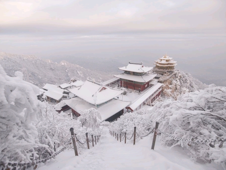  。湖北省の大悟（ダーウー）は、北国のような深い雪と素朴な人情味に溢れ、都会の慌ただしい日常とは一味違う旅行体験を提供してくれます。今回の旅では、白雪に覆われた壮大な山の景色や、朝夕に霧が立ち込める幻想的な雰囲気だけでなく、現地に溶け込み、ヤオドン（窯洞：横穴式住居）の民宿に泊まり、夏は涼しく冬は暖かい桃源郷のような生活を肌で体験することができます。人工と自然、歴史と現代がここで見事に融合しています。――都市のすぐそばにある自然の秘密が、あなたを待っています！