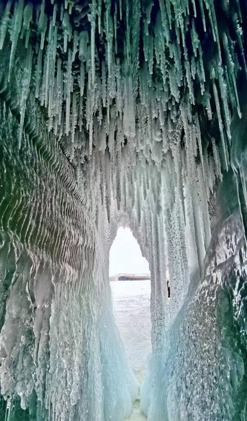 バイカル湖氷結の港湾｜果てしない氷原を駆け抜け、西シベリアの冬の