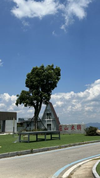 ベッドに横たわりながら山川湖海の絶景が楽しめる崖の民宿