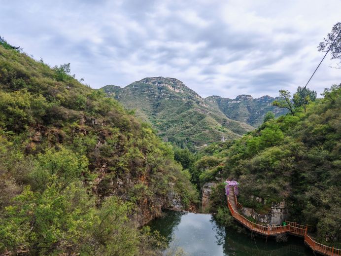 Quanshengxia Scenic Area boasts mountains and water, winding paths leading to secluded spots, and numerous waterfalls, mountain springs, and streams flowing through the 10-kilometer-long canyon. Birds sing in the valleys, and the air is fresh and clean – a true natural wonder.
