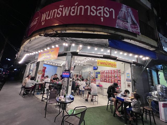ร้านราดหน้าหมูนุ่ม ที่ไม่ได้มีเมนูเด็ดแค่ราดหน้า