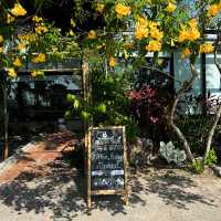 Made in BLUE cafe & bistro คาเฟ่สไตล์ธรรมชาติ
