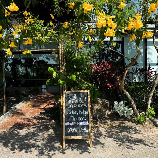 Made in BLUE cafe & bistro คาเฟ่สไตล์ธรรมชาติ