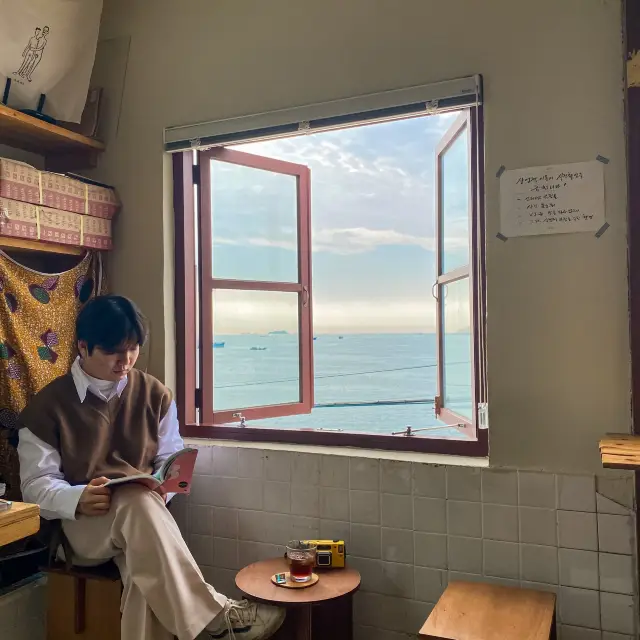 A cafe where you can enjoy the sea leisurely in Yeongdo.