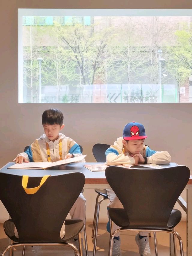 독서하기 좋은 여유로운 카페