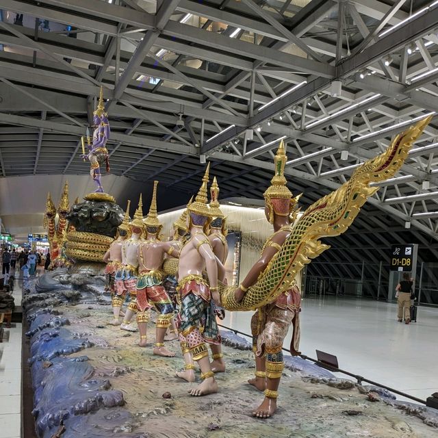 スワンナプーム国際空港は、２４時間お買い物出来るし、ラウンジが使えて、とっても便利で綺麗な空港